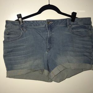 Light wash denim shorts!